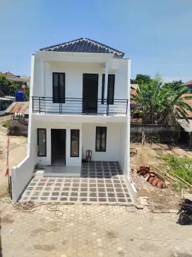 RUMAH 2 LANTAI SIAP HUNI DEKAT TOLL JATIKARYA