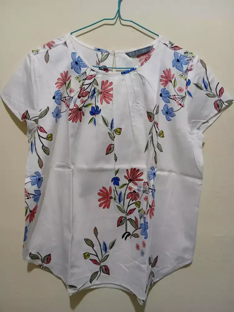 Blouse Wanita minimal