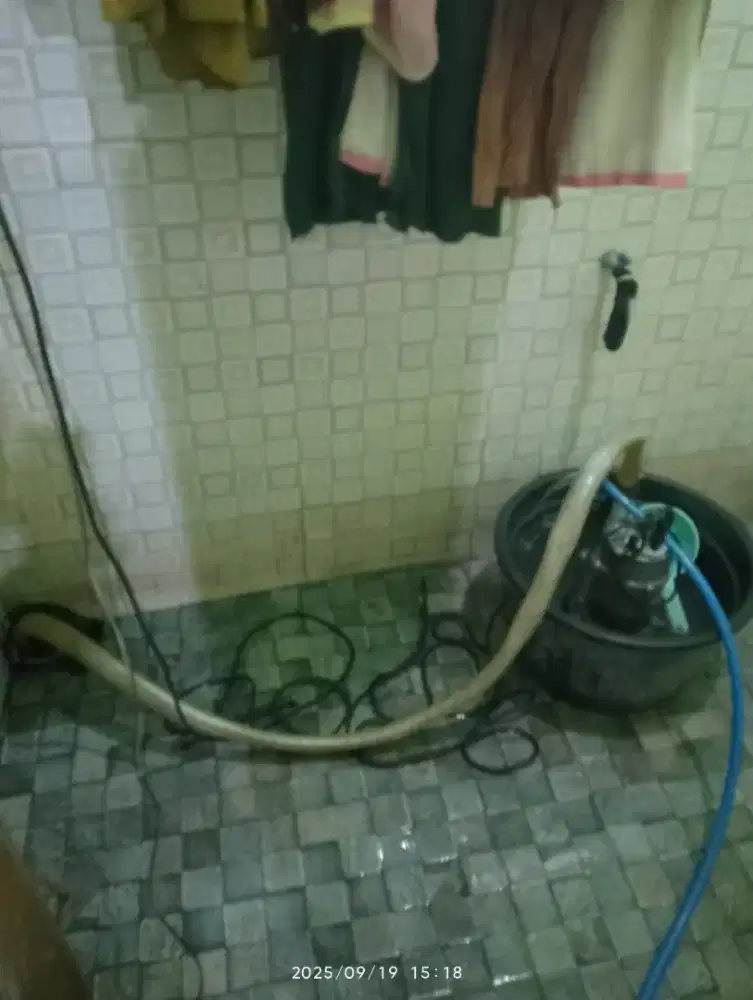 Pendorongan kamar mandi mampet