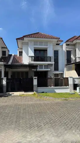 ADI DIJUAL RUMAH CANTIK DI CENTRAL PARK AHMAD YANI DEKAT MARGOREJO