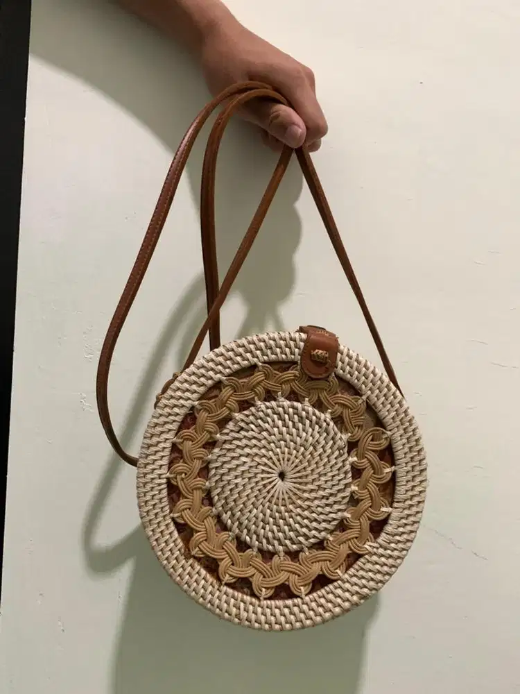 TAS ROTAN BALI BULAT GENDIT SELEMPANG SLINGBAG PANTAI RATTAN ROUND