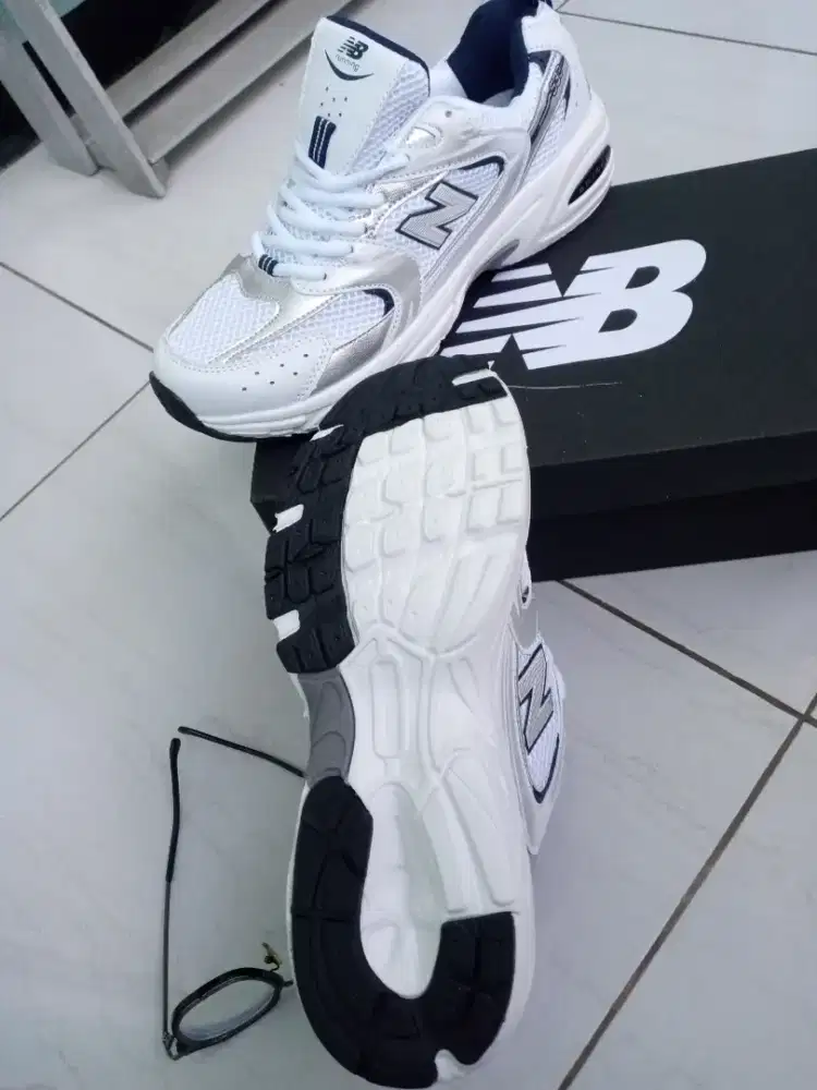 Aneka sepatu running, sneaker, nyaman dipakai.