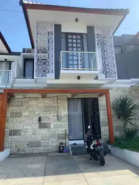 rumah 2 lantai elite di perum adyna residence dekat kampus UB Brawijaya, UNMUH, jalan tol dan masjid ada bonus