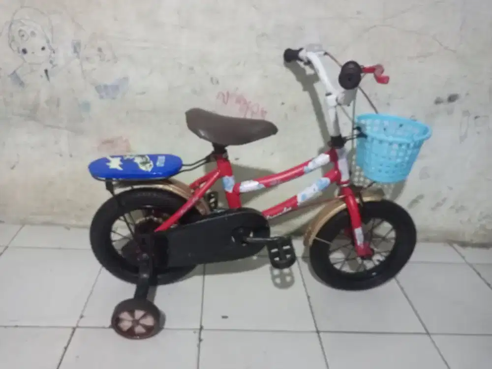 SEPEDA ANAK CEWEK UKURAN 12 PLUS RODA BANTU BONCENGAN KERANJANG