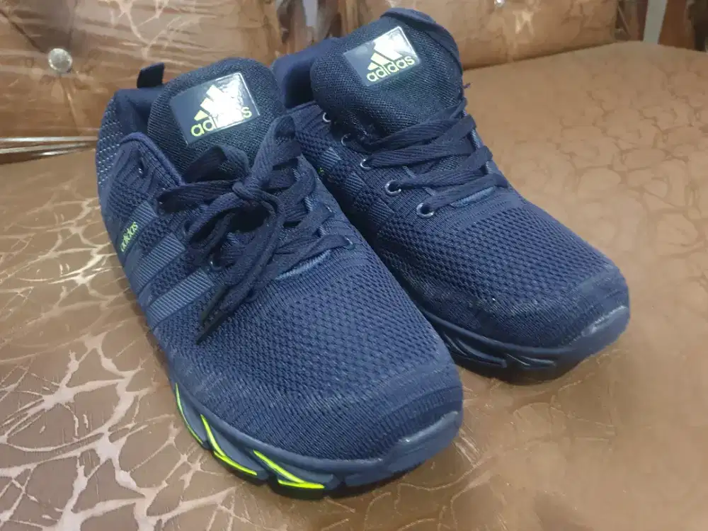 Sepatu Adidas running