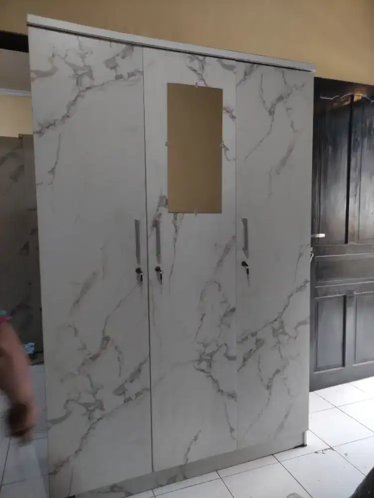 Dijual lemari 3 pintu