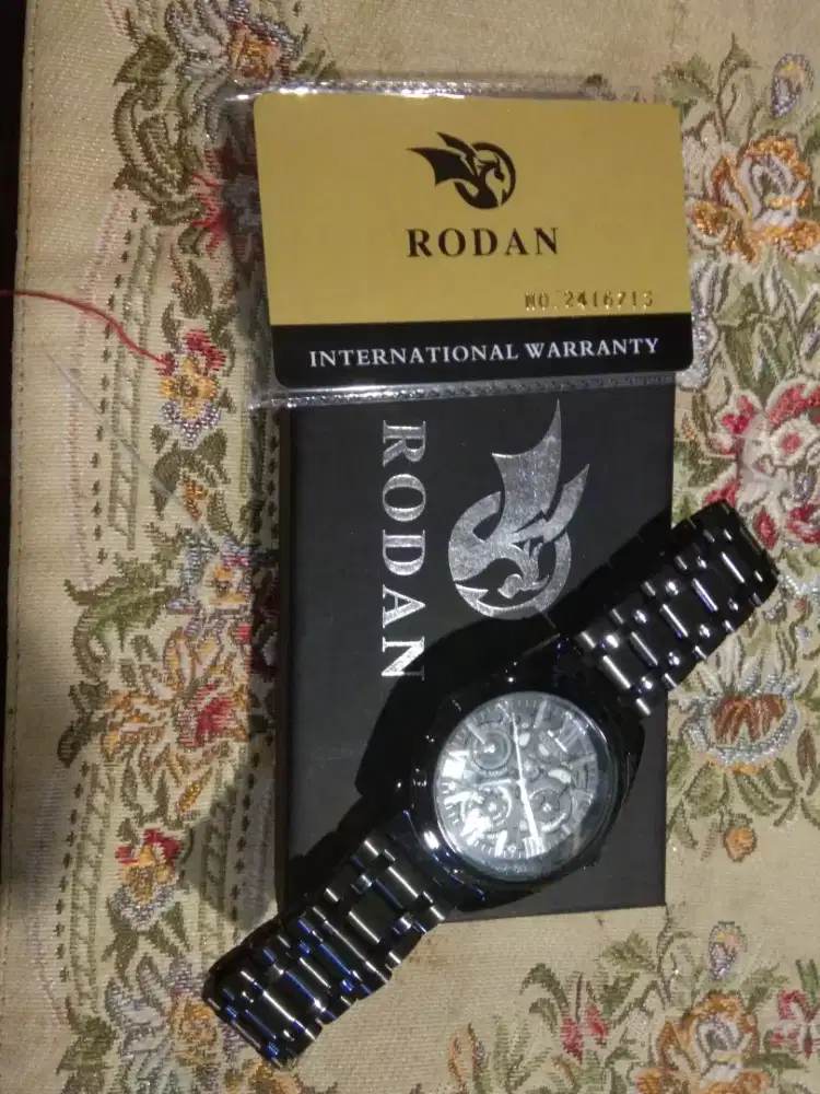 Di jual jam tangan pria masik baru dan ada kotak original