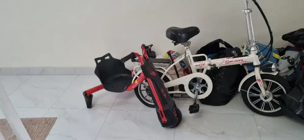 Jual cepat 2 sepeda anak mr jackie dan sepeda  listrik merah