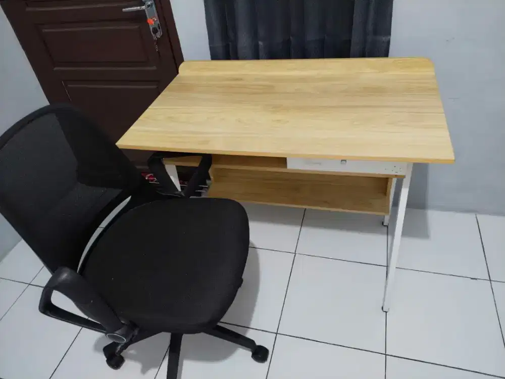 Meja Dan kursi belajar atau kantor