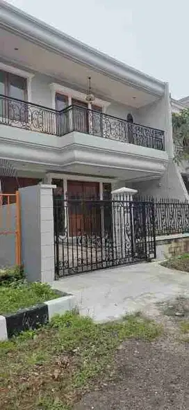 RUMAH 2 LANTAI SEMI FURNISH SIAP HUNI DI INTERCON KEBON JERUK