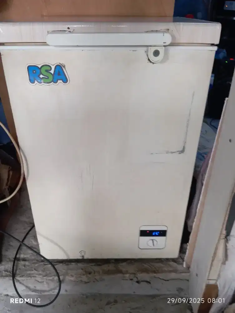 dijual freezer box 100 l merek RSA bagus