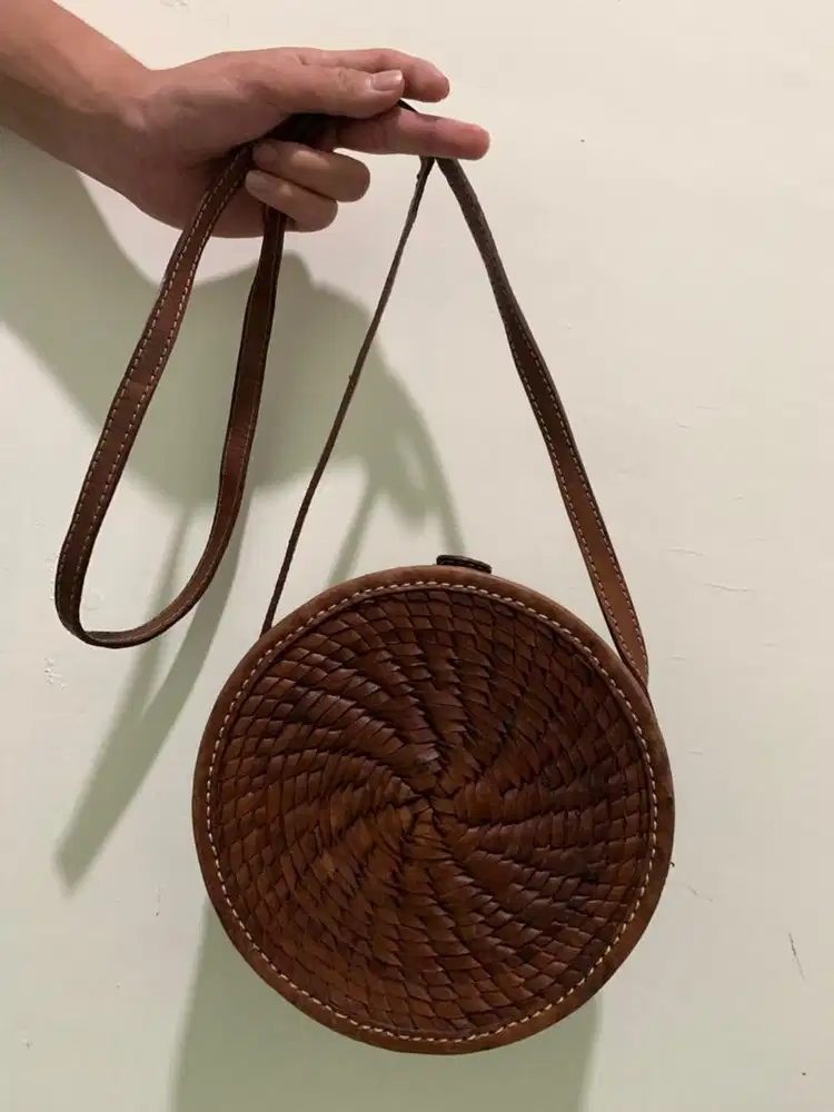 TAS ROTAN BALI BULAT DARK COKLAT RATTAN BAG ANYAMAN PANTAI HANDMADE