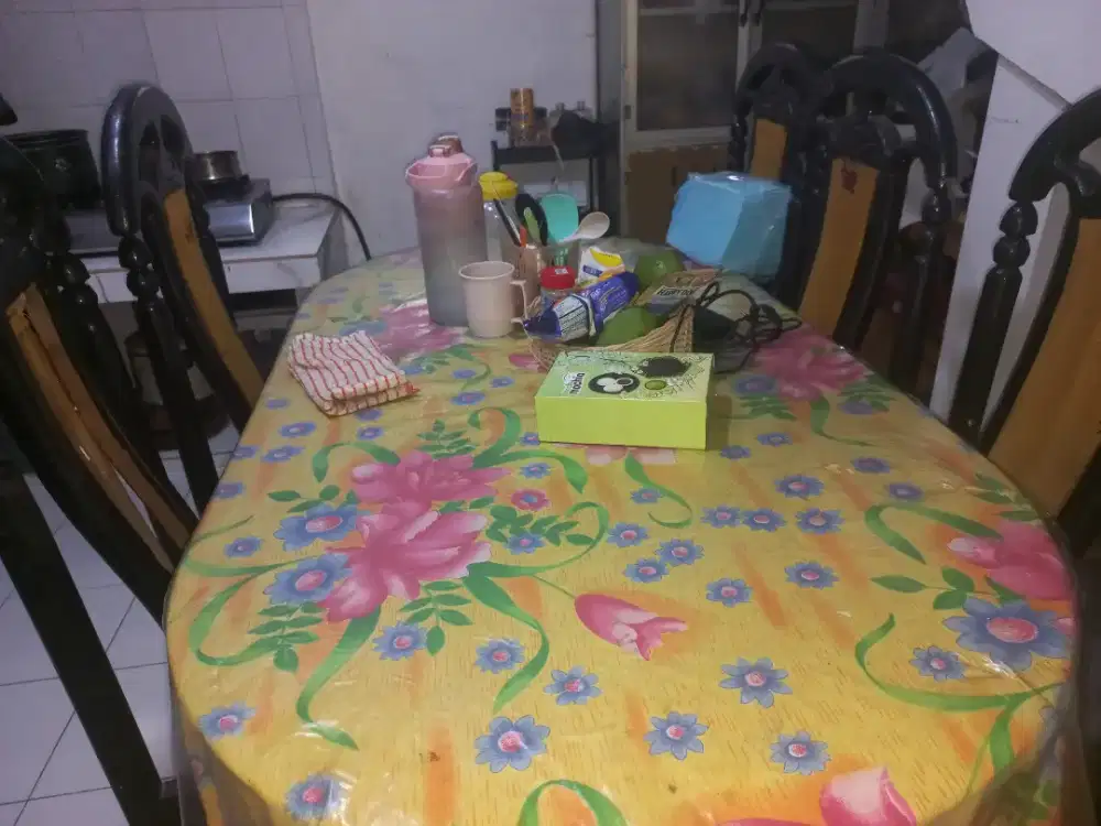 Dijual meja makan bekas dan 5 kursinya
