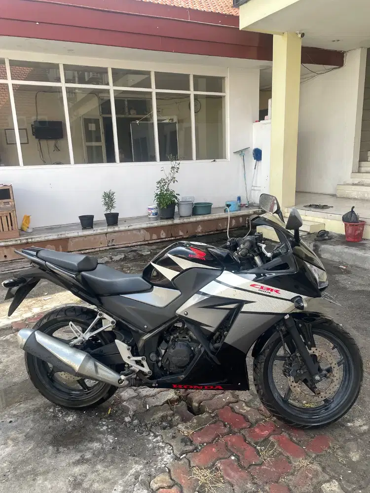 HONDA CBR 150 TAHUN 2015 KM 3500