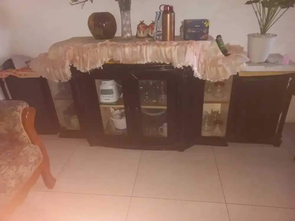 Dijual lemari bufet masih bagus
