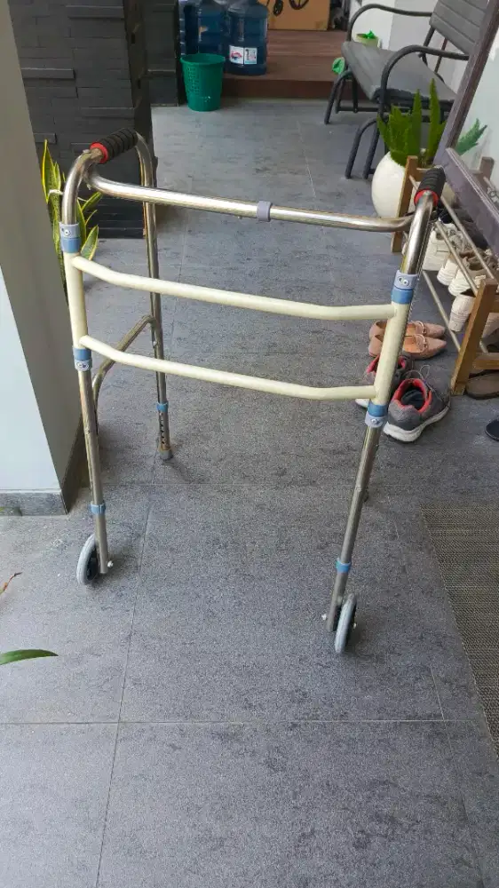 Walker roda alat bantu jalan