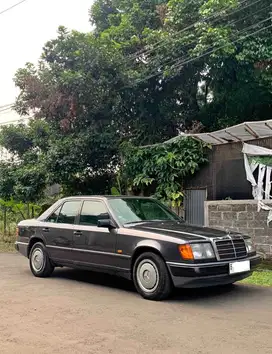 Mercedes-Benz E300 1989 Bensin