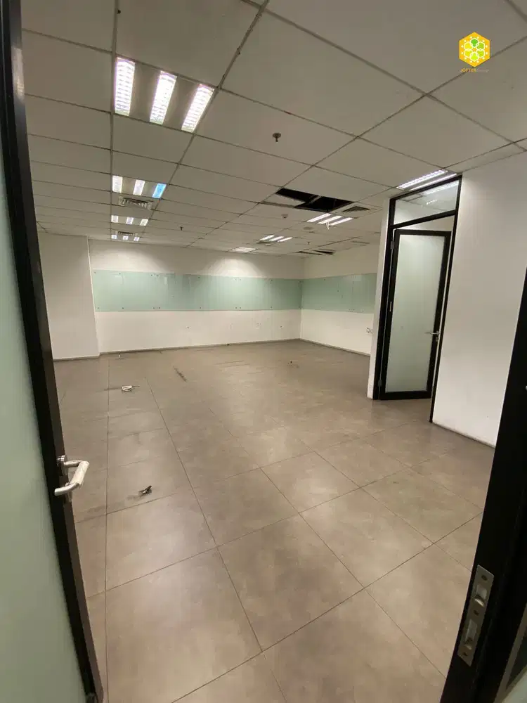 Sewa kantor Partisi Wisma 77 Tower Slipi