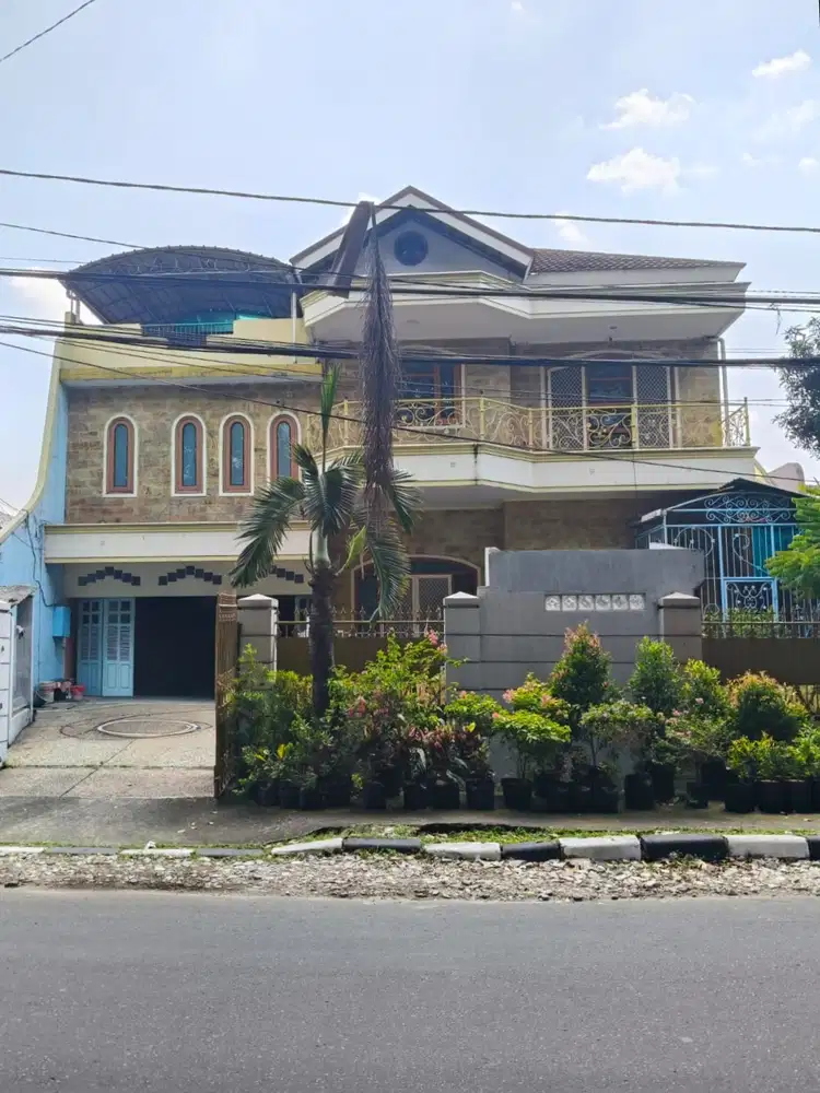 Rumah luas dengan desain klasik di Kayu Putih Selatan, dilengkapi kola