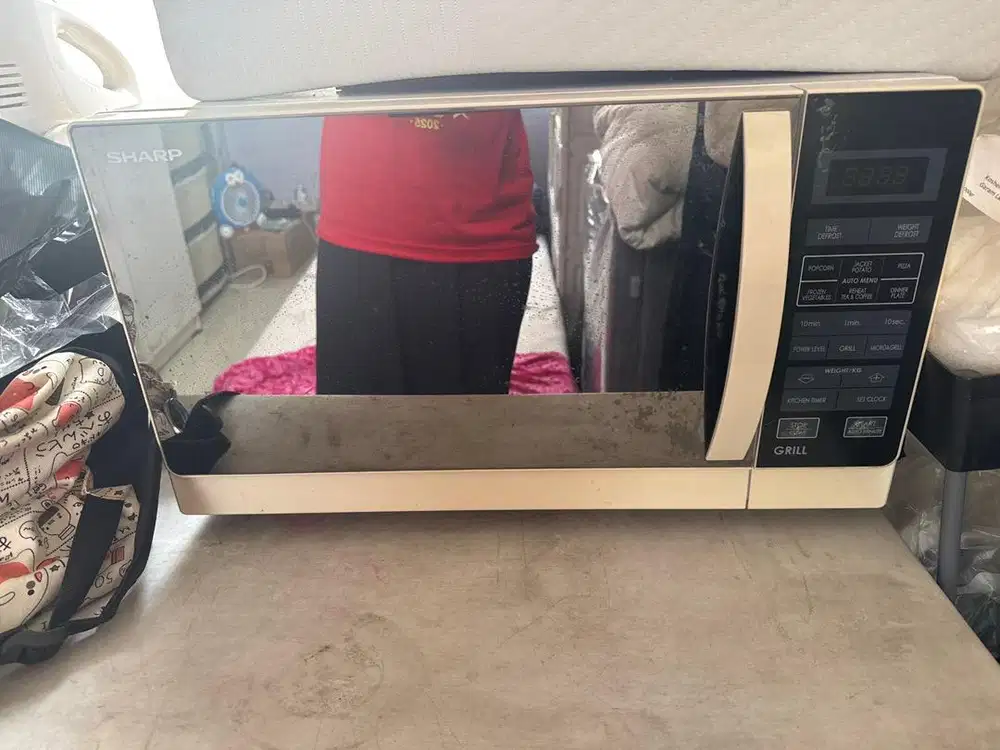 Microwave sharp. Jarang dipake. Jadi pajangan doang. Size medium