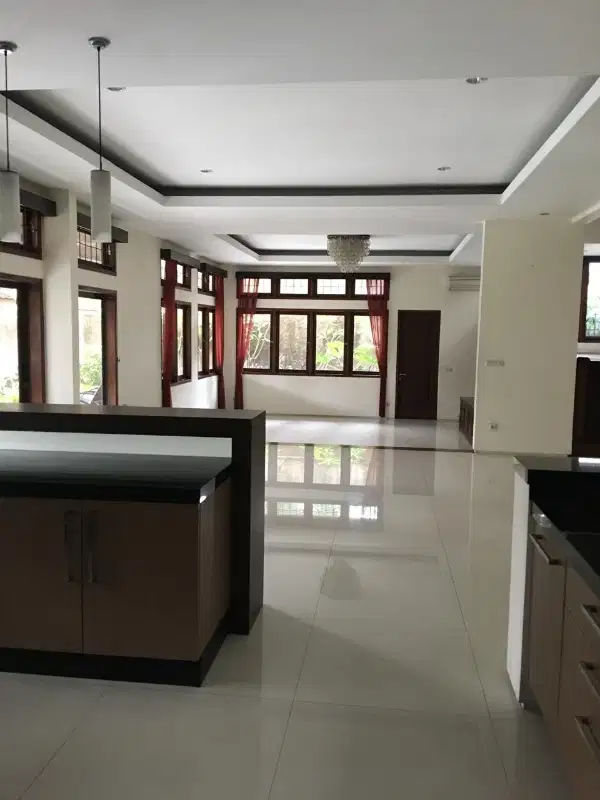 rumah yang terletak tidak jauh dari restoran mewah