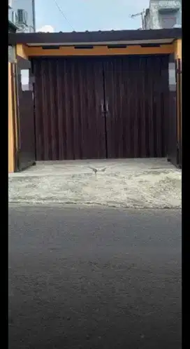 Dijual rumah pinggir jalan raya, sangat cocok untuk usaha/jualan.
