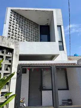 Rumah/Toko lokasi super strategis, hanya 5 menit dari LRT