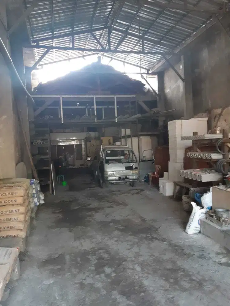Dijual rumah dan gudang di jalan raya sukomanunggal