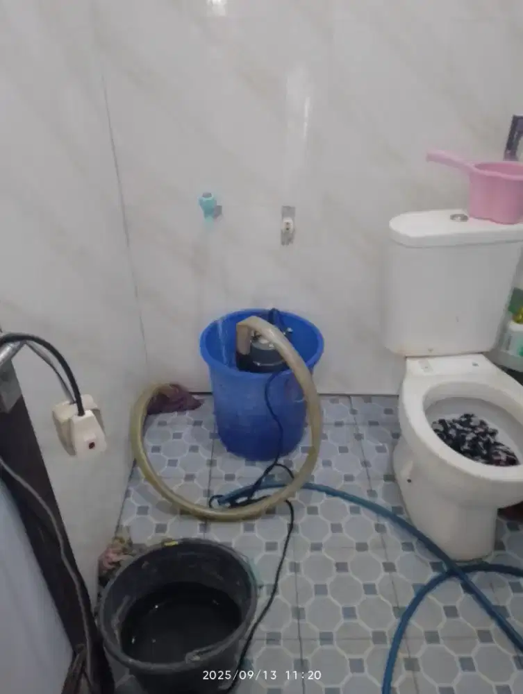 Pendorongan kamar mandi mampet