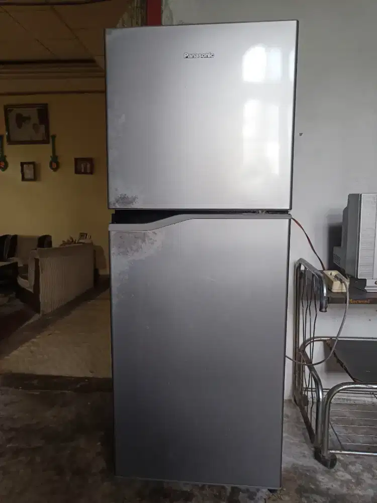 Dijual kulkas merk Panasonic 2 Pintu kondisi mesin masih bagus