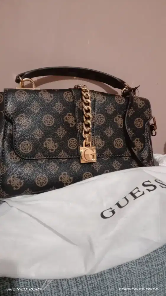 Tas Guess masih baru