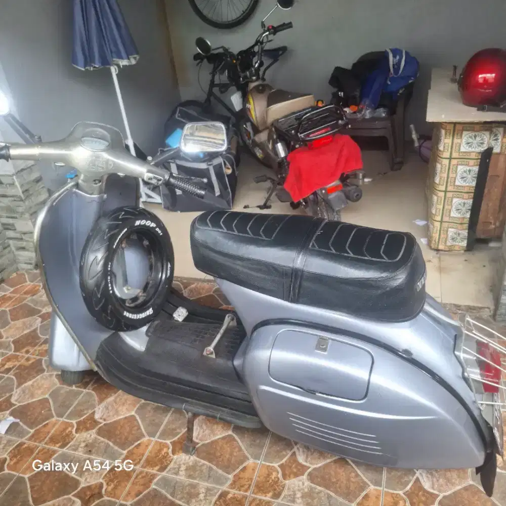 Di jual vespa sprint thn'1978 warna abu-abu sudah cdi.