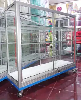 Etalase Panjang 1,2M Pakai Roda Besar & Kunci