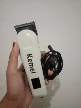 Dijual cepat alat cukur rambut merek KEMEI + casan, msh mulus
