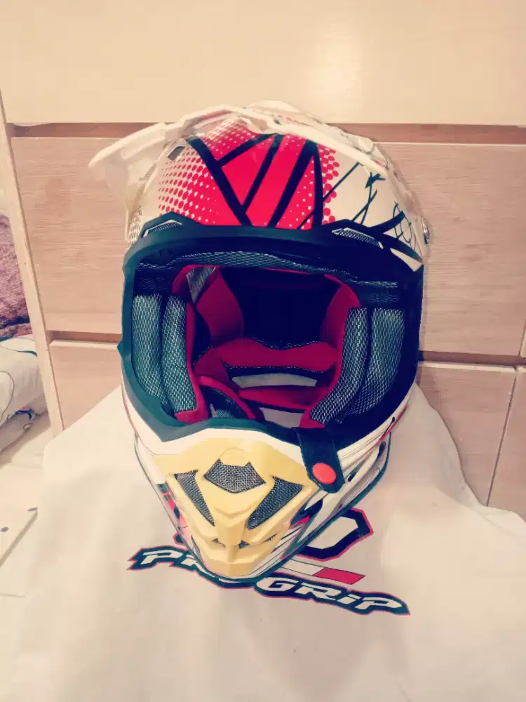 Helm Motorcros, ProGrip