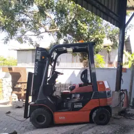 Forklift Toyota 2,5 Ton Charger