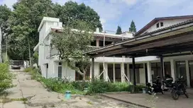 dijual rumah lama hegarmanah wetan / KS Tubun bandung lokasi startegis, bentuk tanah kotak hadap barat cocok untuk dibangun rumah baru, kantor  Maksim