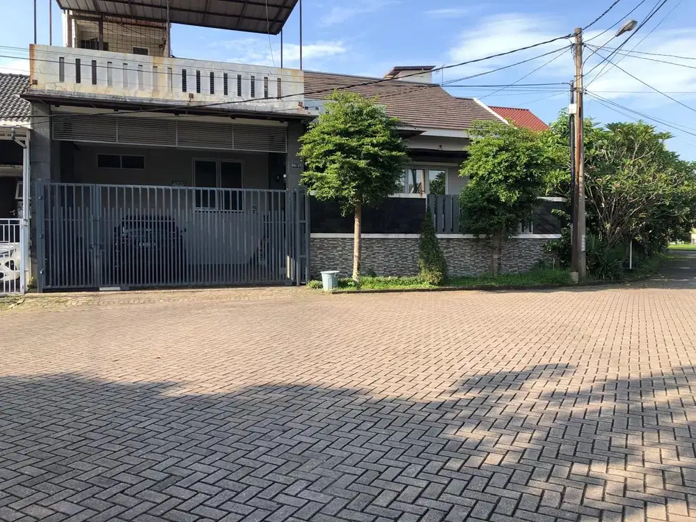 Jual rumah hook di Kemang Regency.