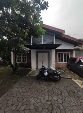 Jual rumah strategis.tanah luas di Tan Pajajaran.