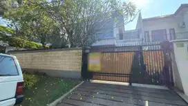 Di Jual Rumah Di  Pondok Indah Jakarta selatan
SHM
LT : 412
LB : 250
KT : 5
KM : 3
KT ART : 2
KM ART :  1
Dapur : 2
Carport : Ada
Garasi : Bisa 2 mbl
Hadap : Timur
Harga Jual : 25 M