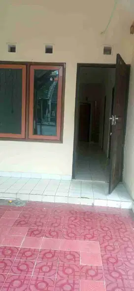 Disewakan pertahun rumah 3 kamar di cluster Taman royal luas 96m2