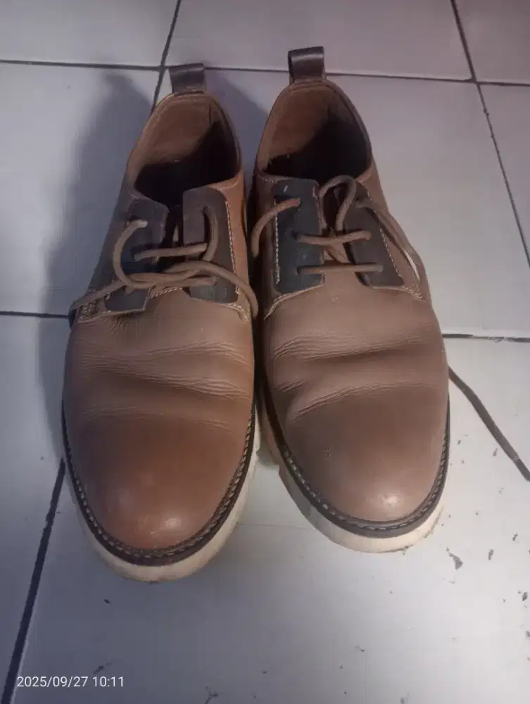Sepatu kulit pria