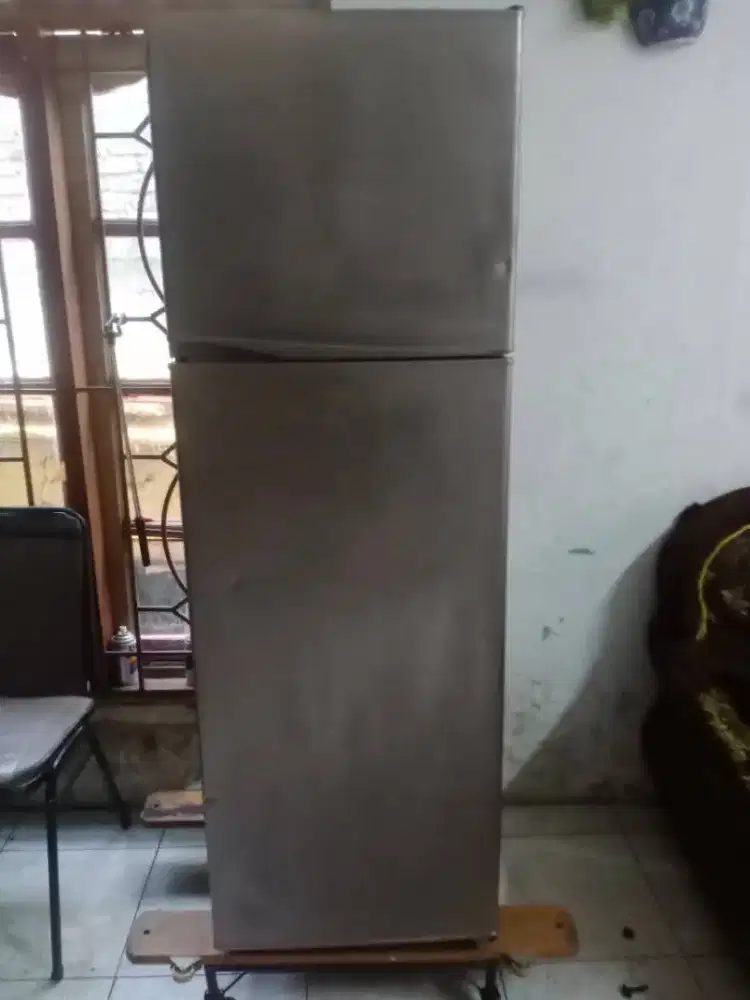 Perbaikan dan jual. Eli kulkas