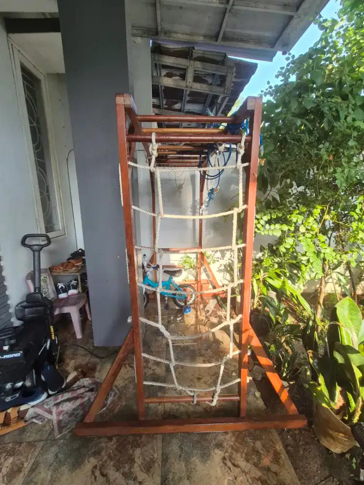 Brakiasi Kayu (Panjat, Ayunan, Gelantungan)