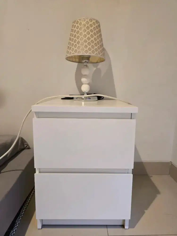 Meja samping tempat tidur ikea