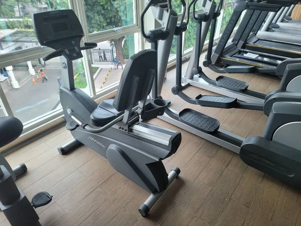 Preloved FS: Recumbent Bike Life Fitness 95Ri well maintained
