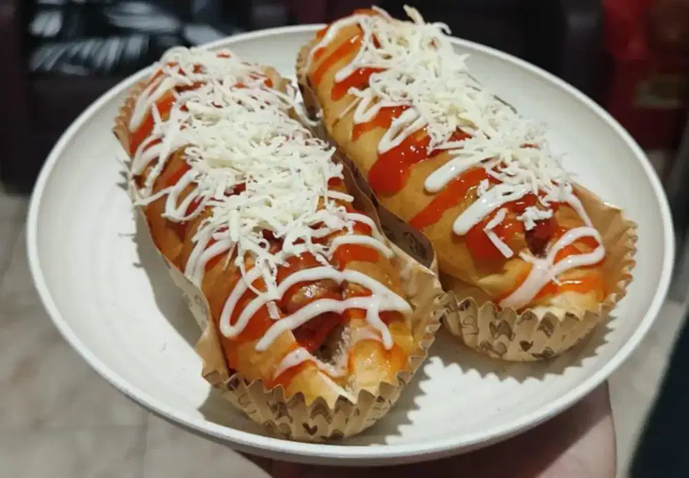 Roti sosis saus mayo keju