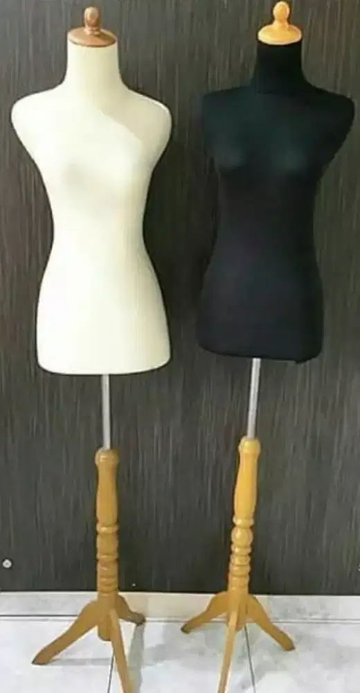 Patung wanita set kaki kayu