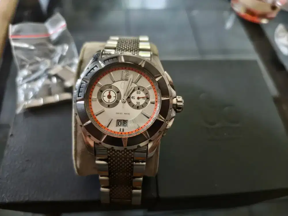 Jam tangan Guess Collection