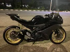 Yamaha R15 modif dan part standar masih ada. boleh bego